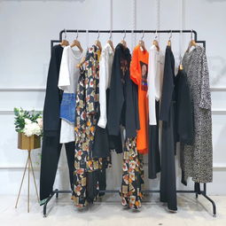 不僅是做服裝，更是引領(lǐng)革新——潮牌女裝折扣批發(fā)“火狐貍”走份新趨勢(shì)